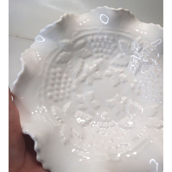 Ruffled Edge White Ceramic Candy Nut Dish  Signed 1975 Grapes Leaves Vitage C4 - Picture 3 of 7